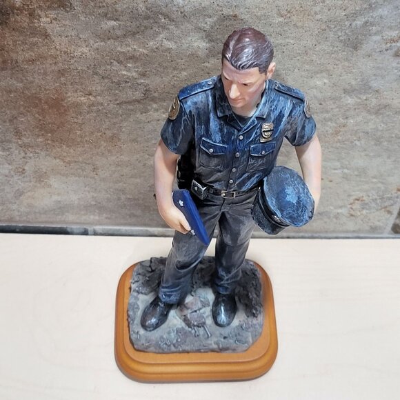 Vanmark Blue Hats of Bravery Police Officer Figurine 2001 Wood Base - Picture 5 of 14
